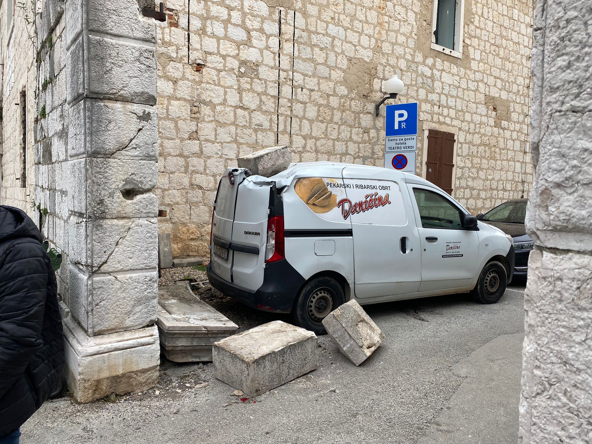 Auto I Kamen Kod Arsenala 00005 Antena Zadar